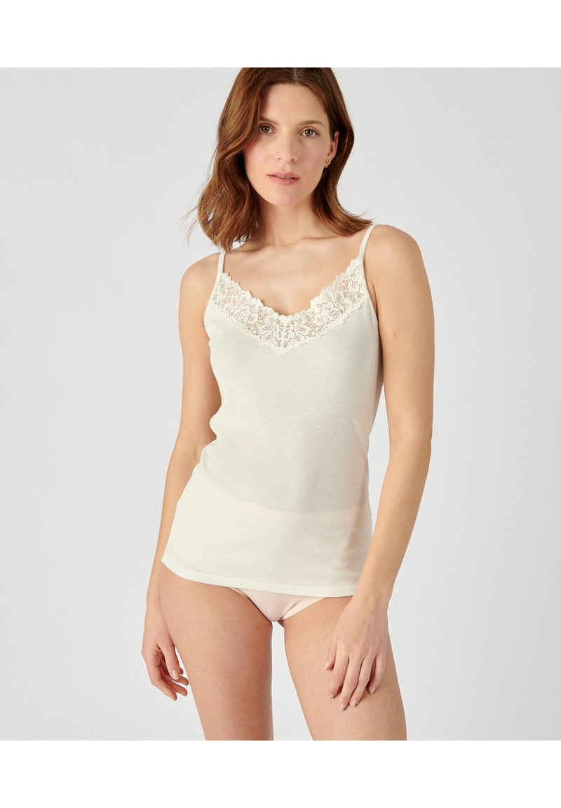 Camiseta de tirantes de color claro con encaje en el escote y tirantes delgados ajustables, hecha de una tela suave y con un corte ajustado.
