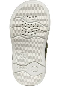 Biała podeszwa z gumy z teksturowanymi falistymi wzorami i otworami wentylacyjnymi. Zawiera logo "GEOX" oraz okrągły detal w pobliżu pięty.