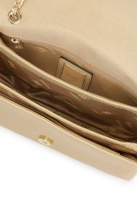 Bežová kabelka s textúrovanou koženou vonkajšou časťou, zlatými kovovými doplnkami a vnútornou zipsovou kapsou. Podšívka je z brandovanej saténovej tkaniny.