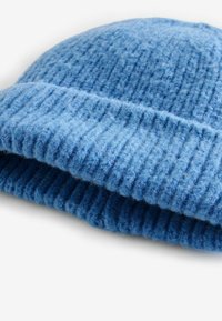 Blauwe gebreide muts van zachte wol. Beschikt over een geribbelde textuur en een opgerolde rand, wat zorgt voor warmte en comfort.