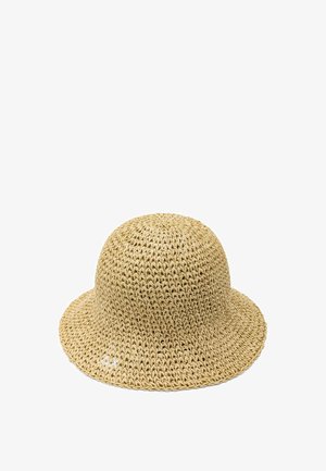 Cappello beige a secchiello intrecciato con tesa larga e piccolo logo bianco ricamato sul lato, su sfondo bianco.