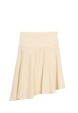 Jupe beige asymétrique avec une taille haute et un ourlet fluide et évasé.
