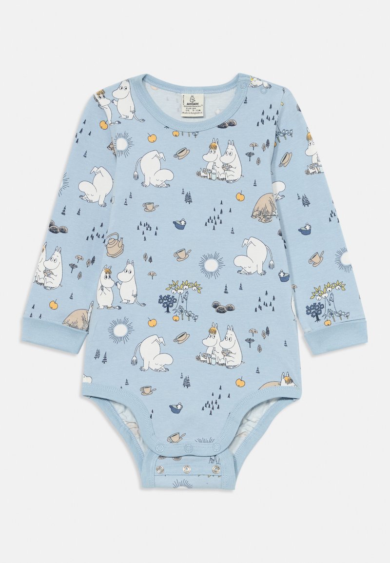Ljusblå långärmad bodysuit i mjukt tyg, med illustrationer av Moomin-karaktärer, orange detaljer och tryckknappar i botten.