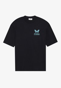 Sort bomulds T-shirt med et turkist sommerfugl grafik og teksten "Overskud er en tankegang" i en kontrastfarve på brystet.