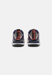 Sneaker in rete blu navy, rosa e grigio con un tallone nero sul retro che presenta la scritta "Paul Smith" in lettere rosa e una suola in gomma bianca.