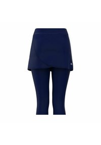 Falda deportiva de color azul marino con diseño envolvente, combinada con leggins capri ajustados. Textura suave, tejido tejido y detalle sutil de logo.