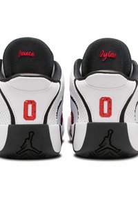 Par de zapatillas de baloncesto blancas y negras con un "0" rojo en los talones, logo Jumpman negro en las suelas y los nombres bordados en rojo "Jauce" y "Dylan" en el interior.