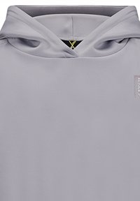 Felpa grigia chiara con un texture morbida e liscia, cappuccio con lacci e una piccola etichetta del brand sul lato. Design semplice e minimalista.