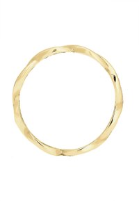 Guldring med ett vågigt mönster, slät yta och polerad finish. Cirkulär form med en enhetlig bredd genom hela ringen. Inga utsmyckningar.