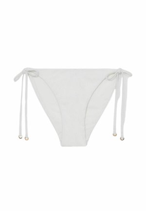 Hvid bikinibund med justerbare sidebindinger, prydet med guldfarvede hardwaredetaljer og en glat, strækbar stoftekstur.