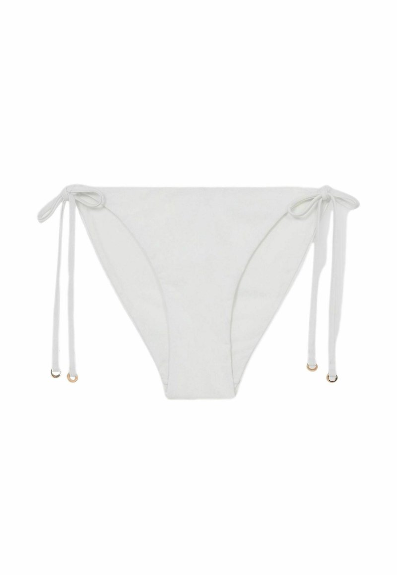 Białe majtki bikini z regulowanymi bocznymi wiązaniami, ozdobione akcentami w złotym odcieniu oraz gładkim, elastycznym materiałem.