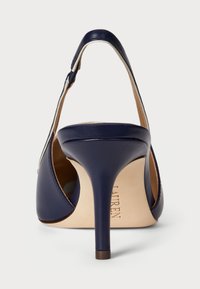 Námořnické kožené lodičky na vysokém podpatku se špičatou špičkou, kontrastním bílým lemem a štíhlým podpatkem. Interiér má béžové podšívku.