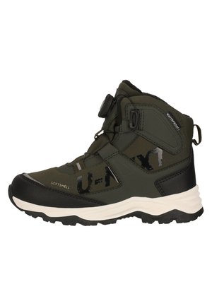 Dunkelgrüner und schwarzer wasserdichter Wanderschuh mit weißer Sohle, Softshell-Material und Drehverschluss, von der Seite gezeigt.