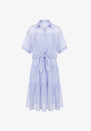 Hellblaues Kurzarmkleid mit vorderen Knöpfen, gebundener Taille, Kragen und einem gestuften Rock aus transparentem, gepunktetem Stoff.