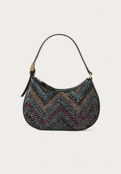 Sac à main noir de forme incurvée, présentant un motif en chevrons multicolore et des fils métalliques. Il dispose d'une bandoulière en cuir et d'accents en métal doré.