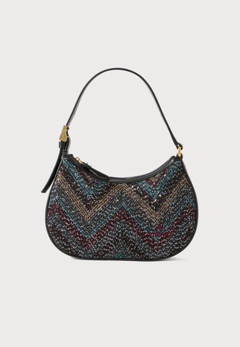 Schwarze Handtasche mit geschwungener Form, die ein mehrfarbiges Zickzackmuster und metallische Fäden aufweist. Sie hat einen Ledertragegurt und goldene Hardware-Details.