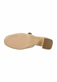 Scarpa con tacco alto, con tomaia liscia color crema, suola in gomma color beige e design curvato. Presenta un accento metallico decorativo vicino al tacco.