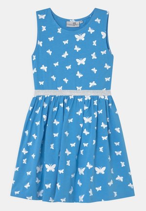 Vestido azul de algodón con diseño sin mangas, con estampado blanco de mariposas y una cintura elástica plateada. Falda acampanada debajo de la cintura.