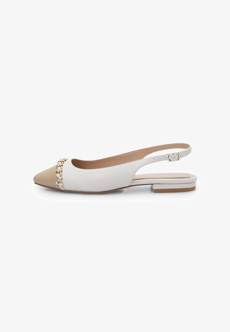 Beige ja valge slingback-plaatjalats, millel on terav varvas, ees ketidetailid ja väike konts. Valmistatud siledast nahast.