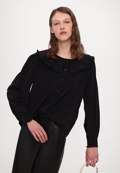 Blusa negra con cuello con volantes, cierre de botones en la parte delantera y mangas largas con delicados ribetes de encaje en los puños, confeccionada en una tela ligera.