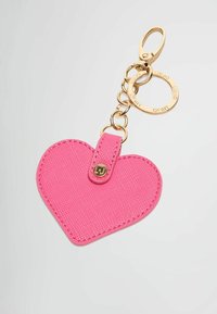 Portachiavi a forma di cuore rosa realizzato in materiale testurizzato, con un gancio e hardware dorati e un accentuato logo circolare del designer.