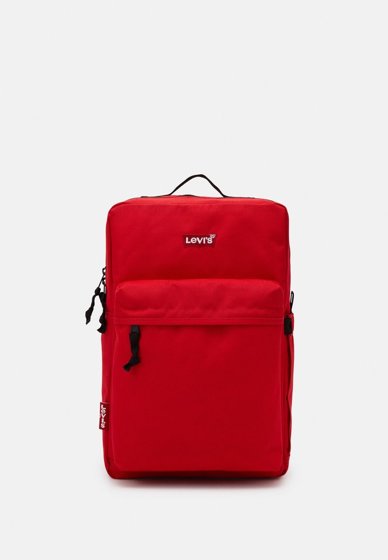 Sac à dos rouge en tissu durable avec une forme rectangulaire. Présente une poche zippée à l'avant et une poignée supérieure. Logo de Levi's affiché de manière proéminente.