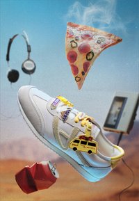 Hvide sneakers med pizza-tema pins svævende blandt en dampende pizza skive, en crush soda dåse, høretelefoner og en kassetteafspiller.