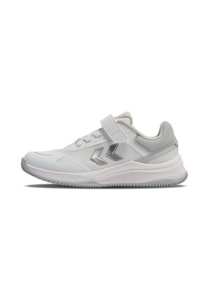 Weißer Sportschuh mit grauen Akzenten, Mesh-Seiten, einem Klettverschluss und gebrandeten Chevron-Logos auf weißem Hintergrund.