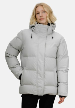 Lys grå pufferjakke med høy krage og justerbar hette. Har glidelåslommer og en glatt, quiltet tekstur.