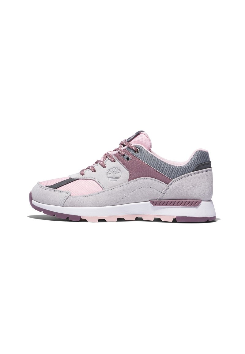 Grå och rosa sneakers med överdel i mesh och mocka, som har en vadderad krage, snörning fram och lila accentfärger på sulan.