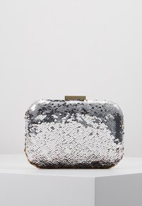 Rektangulär clutchväska i silverfärgade paljetter med en slät, reflekterande yta. Har ett guldtonat spänne på toppen för säker stängning.