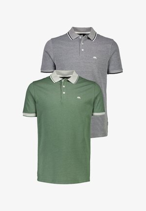 Dwie koszulki polo z krótkim rękawem, jedna szara, a druga zielona, każda z trzy guzikową listwą oraz kontrastowym kołnierzykiem i obszyciem rękawów.