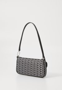Sac à épaule à motif noir et blanc avec fermeture éclair, forme rectangulaire mince et une seule sangle ajustable. Surface en tissu texturé.