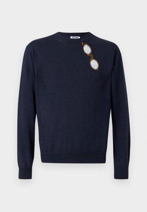 Marineblauer Pullover mit Rundhalsausschnitt und langen Ärmeln, mit einem kleinen, gestickten Design runder, goldgerahmter Brillen nahe der linken Schulter.