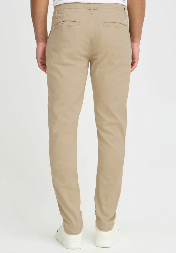 BHMBHKARVAN REGULAR FIT - Chinos - dune3