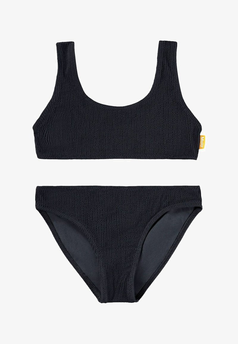 Bañador de dos piezas negro hecho de tela texturizada, con un top de escote redondo y una braguita de bikini clásica con una etiqueta de logo amarilla.