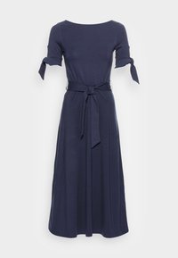 Robe maxi bleu marine en tissu doux, avec manches courtes ajustées par des liens et ceinture nouée à la taille. Design fluide et lisse.