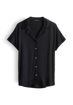 Chemise noire à manches courtes avec col camp, tissu lisse et quatre boutons visibles sur le devant.
