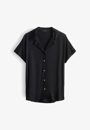 Chemise noire à manches courtes avec col camp, tissu lisse et quatre boutons visibles sur le devant.