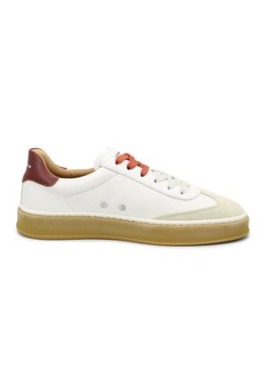Scarpa da ginnastica bianca, modello low-top, con punta in suede beige, toppa sul tallone marrone, lacci rossi e bianchi e suola spessa in gomma marrone chiaro.