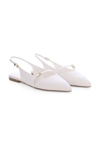 Weiße Slingback-Balletschuhe mit einer spitzen Zehenform, aus glattem Leder gefertigt und mit goldfarbigen Hardware-Akzenten an den Riemen. Flache Holzsohlen.