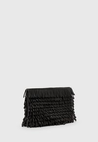 Mustikka musta clutch-laukku, jossa on teksturoitu fringe-muotoilu ja pehmeä materiaali. Varustettu ylhäällä olevalla vetoketjulla ja litteällä muotoilulla.