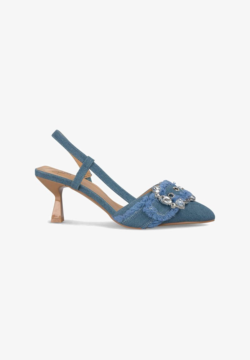 Jeansowe czółenka na odkrytej pięcie z szpiczastym noskiem, postrzępionymi niebieskimi ozdobami, akcentami z kryształków i przezroczystym blokiem na obcasie.