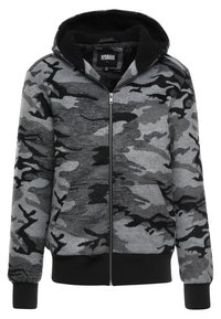 Hanorac cu fermoar, cu glugă, în model de camuflaj gri. Materialul are o textură moale, cu un interior căptușit cu fleece negru și manșete ribbate.