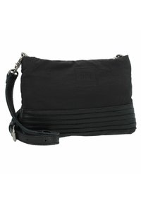 Svart crossbody-väska med en slät tygövre del, en texturerad läderbotten med horisontella ränder och en justerbar axelrem.