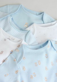 Neli beebitoppi pehmest puuvillast, helesinistes ja valgetes toonides, triibuliste ja täpiliste mustritega, karupoegade trükistega. Ümarad kaelused.