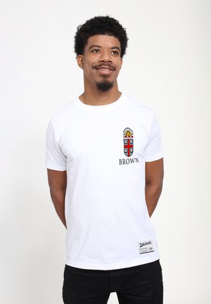 Hvid kortærmet t-shirt med et farverigt logo med et skjoldesign og ordet "BROWN" på brystet. Fremstillet af bomuldsstof.