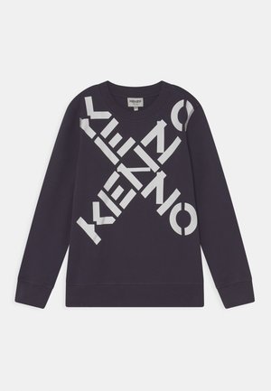Dunkles Sweatshirt mit langen Ärmeln und großem, weißem, diagonal über die Vorderseite gedrucktem "KENZO"-Schriftzug.