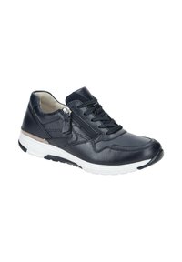 Zapatilla de piel azul marino con un diseño texturizado, suela de goma blanca en contraste, cierre de cordones y un acento de cremallera lateral para facilitar su uso.