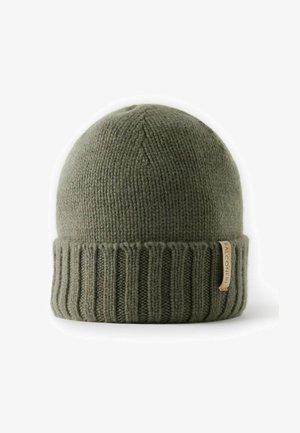 Oliwkowa dziana czapka typu beanie z żeberkowym, podwiniętym brzegiem i małą metką z boku. Wykonana z miękkiego wełnianego materiału.